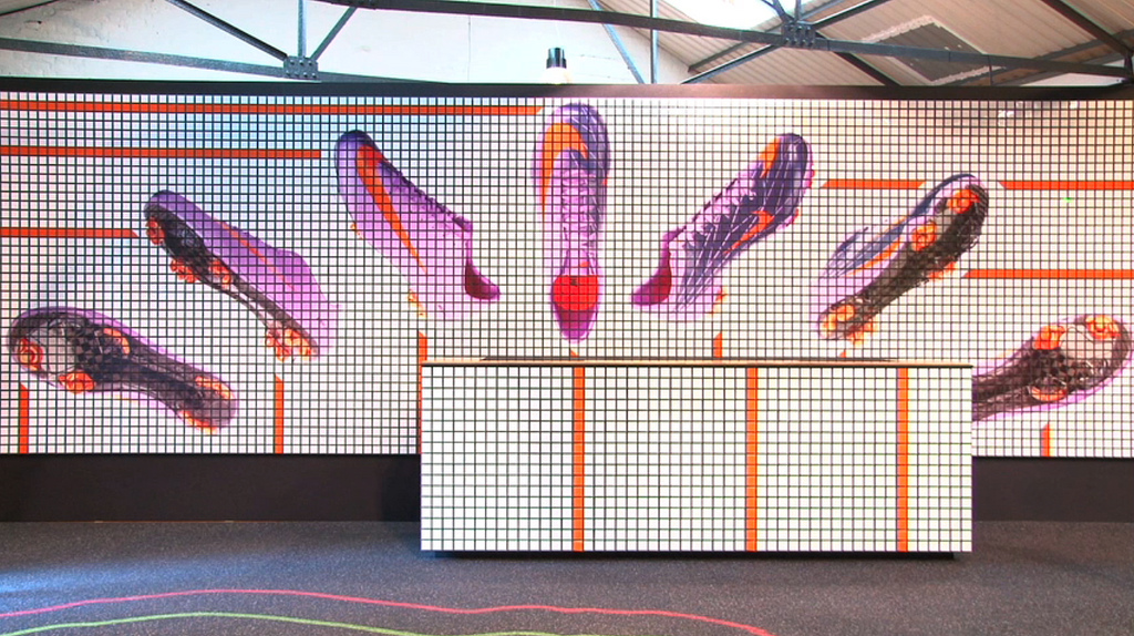 Стенд найк. Nike стенд. Выставочный стенд Nike. Пиксельный стенд. Пиксельный стенд для выставки.